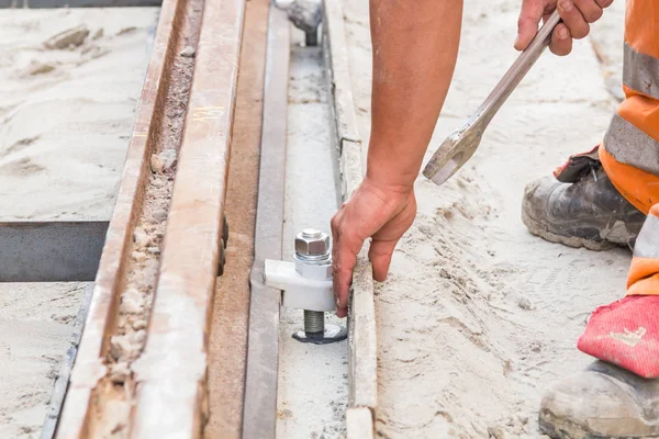 Trabajo pesado para un trabajador de la construcción en el sitio. — Foto de Stock