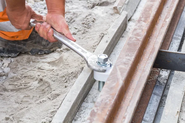 Trabajo pesado para un trabajador de la construcción en el sitio. — Foto de Stock