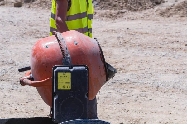 Schwere Arbeit für einen Bauarbeiter auf der Baustelle. — Stockfoto