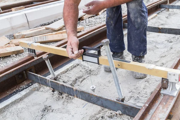 Trabajo pesado para un trabajador de la construcción en el sitio. — Foto de Stock