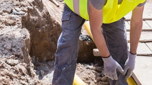 Lavoro pesante per un operaio edile sul posto. — Foto Stock