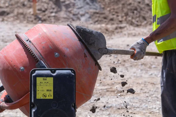 Schwere Arbeit für einen Bauarbeiter auf der Baustelle. — Stockfoto