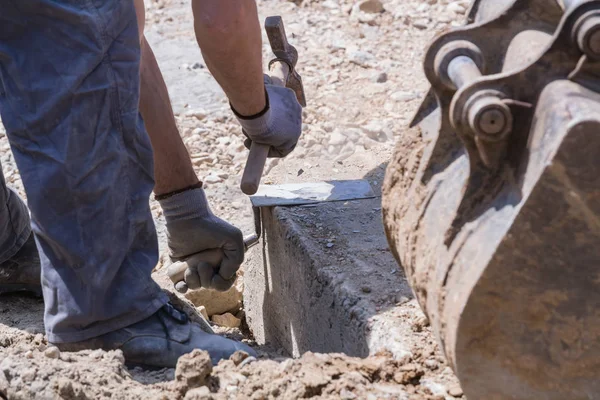 Lavoro pesante per un operaio edile sul posto. — Foto Stock