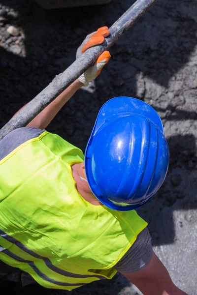 Lavoro pesante per un operaio edile sul posto. — Foto Stock