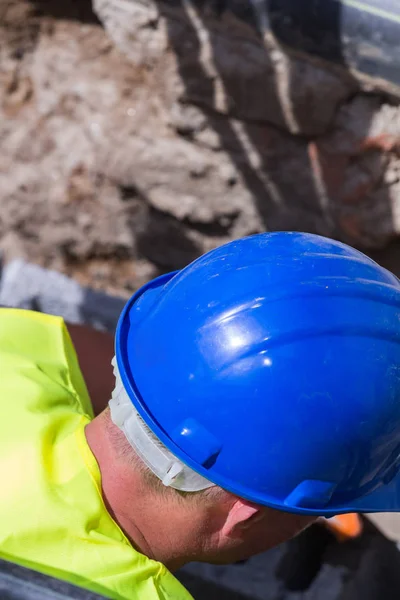 Lavoro pesante per un operaio edile sul posto. — Foto Stock