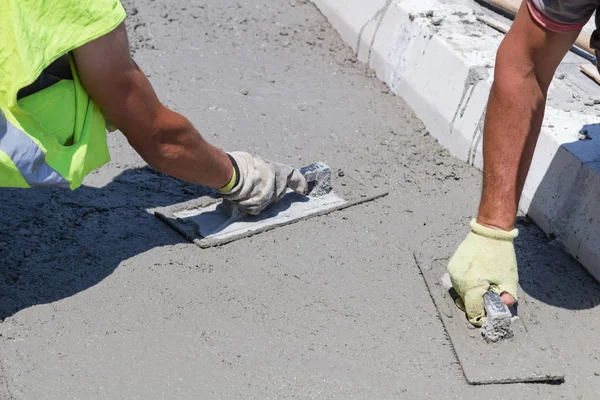 Lavoro pesante per un operaio edile sul posto. — Foto Stock