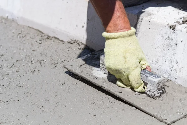 Trabalho pesado para um trabalhador da construção civil no local. — Fotografia de Stock