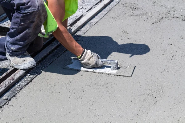 Trabajo pesado para un trabajador de la construcción en el sitio. — Foto de Stock