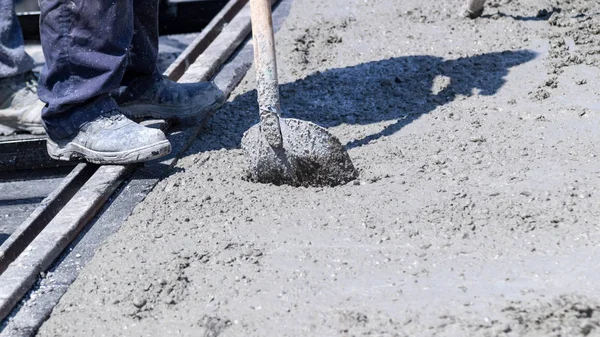 Schwere Arbeit für einen Bauarbeiter auf der Baustelle. — Stockfoto