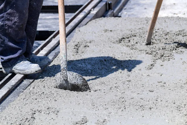 Trabalho pesado para um trabalhador da construção civil no local. — Fotografia de Stock