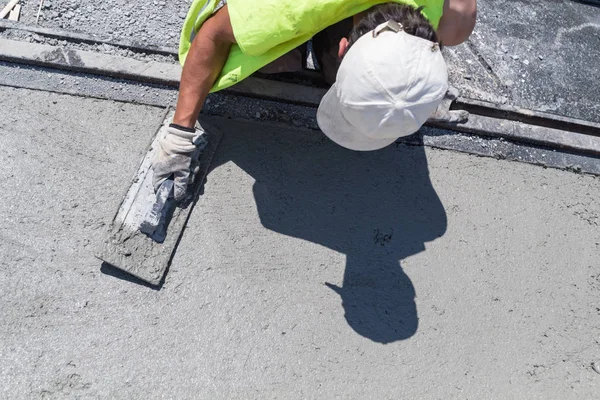 Trabajo pesado para un trabajador de la construcción en el sitio. — Foto de Stock
