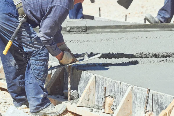 Trabajo pesado para un trabajador de la construcción en el sitio. — Foto de Stock