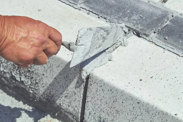 Trabajo pesado para un trabajador de la construcción en el sitio. — Foto de Stock