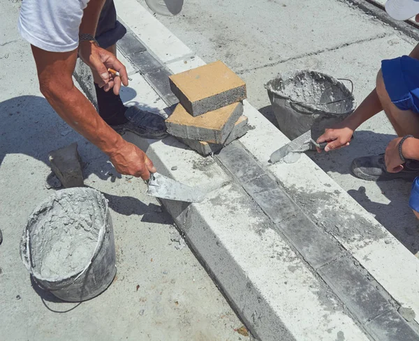 Travaux lourds pour un ouvrier de la construction sur le site. — Photo