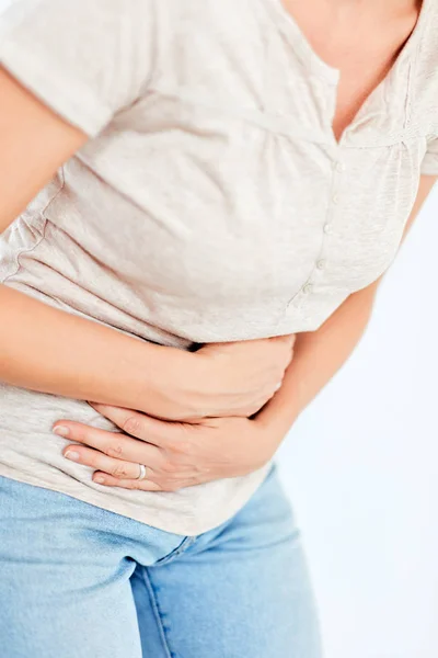 Vrouw met maag- / heupproblemen / problemen op de witte achtergrond — Stockfoto