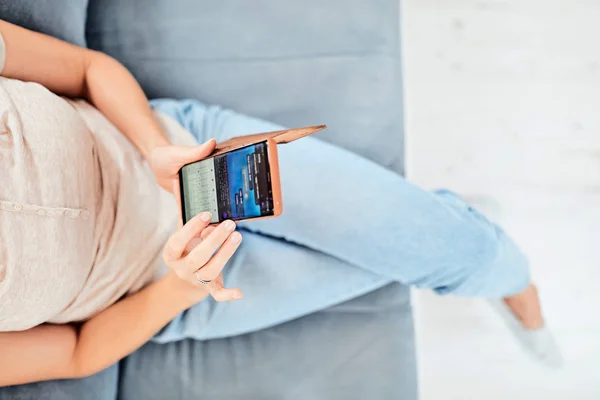 Vrouw met een smartphone in het appartement. — Stockfoto