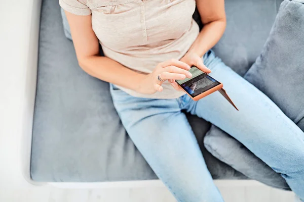 Vrouw met een smartphone in het appartement. — Stockfoto