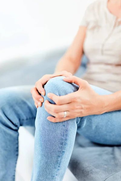 Cedera fisik kaki / lutut / sendi di rumah . — Stok Foto