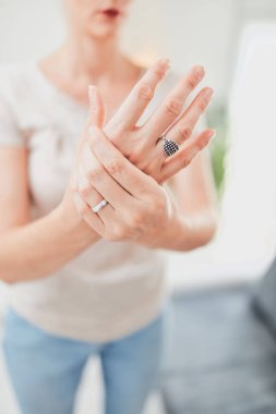 El, bilek, kol, başparmak, parmaklar ve diğer yaralanmalar / eklem iltihabı