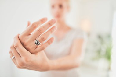 El, bilek, kol, başparmak, parmaklar ve diğer yaralanmalar / eklem iltihabı