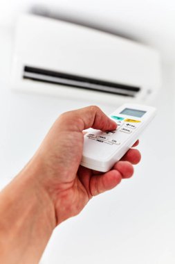Uzaktan kumandalı modern klima ünitesi..