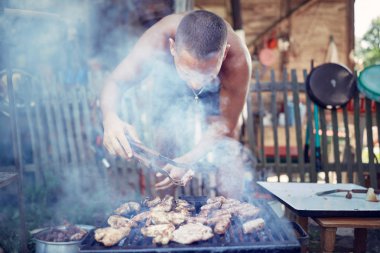 Barbekü, normal bir ızgarada açık havada yapılıyor..