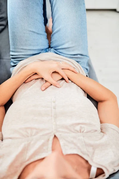 ソファに横になっている間の胃の問題/問題を持つ女性. — ストック写真