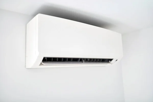 Moderní klimatizační jednotka na bílé stěně uvnitř obývacího pokoje. — Stock fotografie