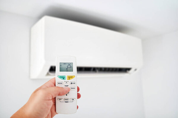 Современный кондиционер с пультом дистанционного управления
.