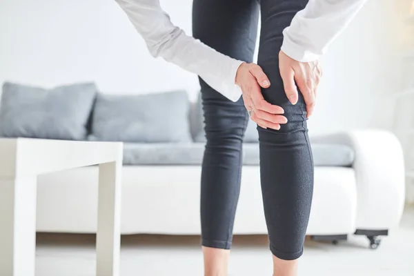 Körperverletzungen an Bein / Knie / Gelenk zu Hause. — Stockfoto