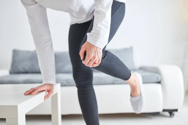 Lésion physique de la jambe / genou / articulation à la maison . — Photo