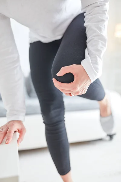 Körperverletzungen an Bein / Knie / Gelenk zu Hause. — Stockfoto