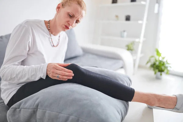Lesión física de la pierna / rodilla / articulación en casa . —  Fotos de Stock
