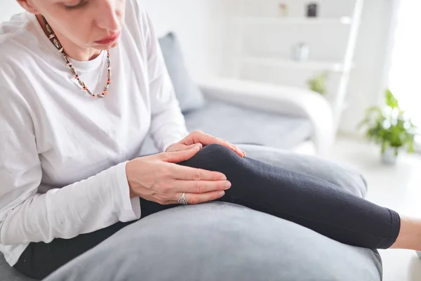 Lesión física de la pierna / rodilla / articulación en casa . — Foto de Stock