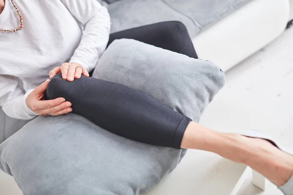 Lesión física de la pierna / rodilla / articulación en casa . —  Fotos de Stock