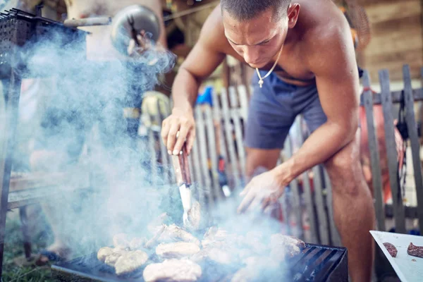 Barbecue maken buiten op een reguliere / vintage grill. — Stockfoto