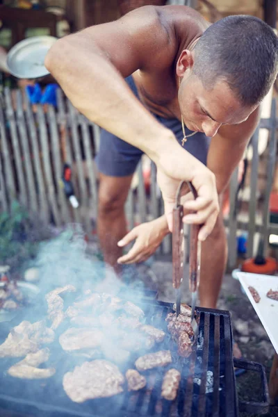 Barbecue maken buiten op een reguliere / vintage grill. — Stockfoto