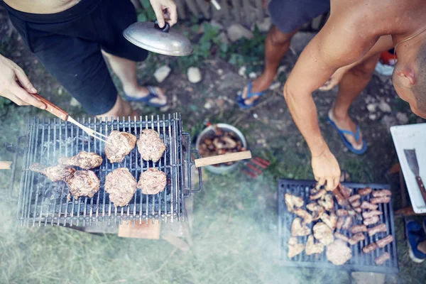 Barbekü, normal bir ızgarada açık havada yapılıyor.. — Stok fotoğraf