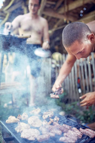 Barbecue maken buiten op een reguliere / vintage grill. — Stockfoto