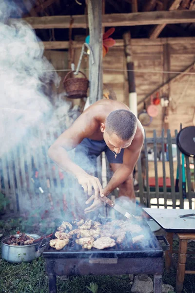 Barbecue maken buiten op een reguliere / vintage grill. — Stockfoto
