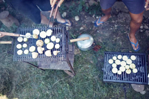 Barbecue maken buiten op een reguliere / vintage grill. — Stockfoto