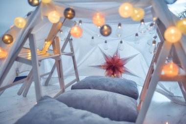 Oturma odasında küçük bir çocuk çadırı var..