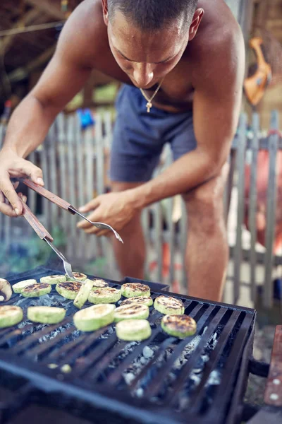 Barbecue maken buiten op een reguliere / vintage grill. — Stockfoto