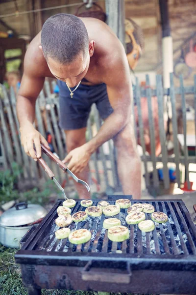 Barbecue maken buiten op een reguliere / vintage grill. — Stockfoto