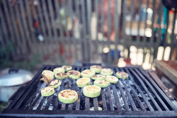 Barbecue maken buiten op een reguliere / vintage grill. — Stockfoto