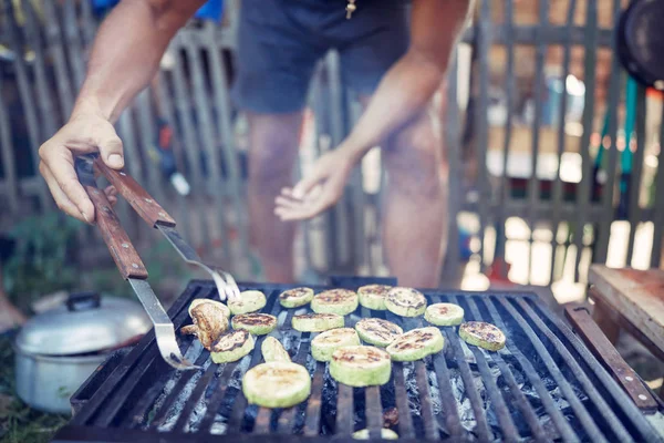 Barbecue maken buiten op een reguliere / vintage grill. — Stockfoto