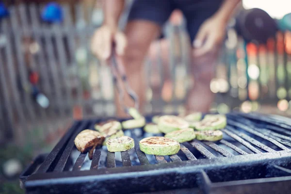 Barbekü, normal bir ızgarada açık havada yapılıyor.. — Stok fotoğraf