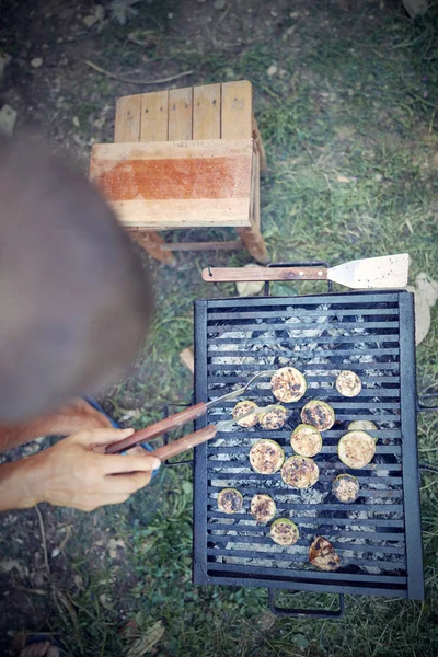 Barbecue maken buiten op een reguliere / vintage grill. — Stockfoto