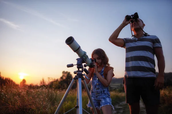 Vater und Tochter beobachten den Himmel mit dem Teleskop. — Stockfoto