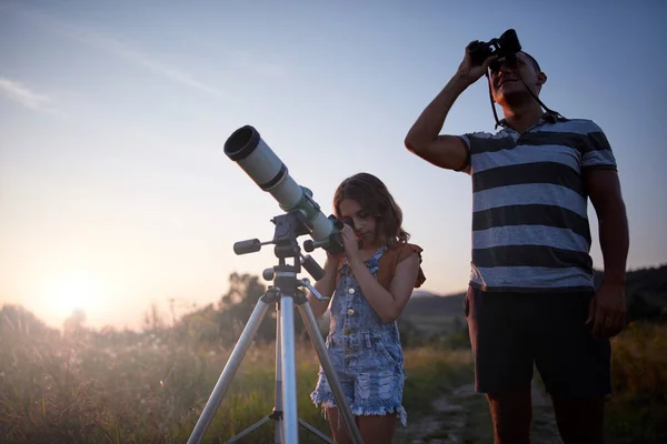 Vater und Tochter beobachten den Himmel mit dem Teleskop. — Stockfoto